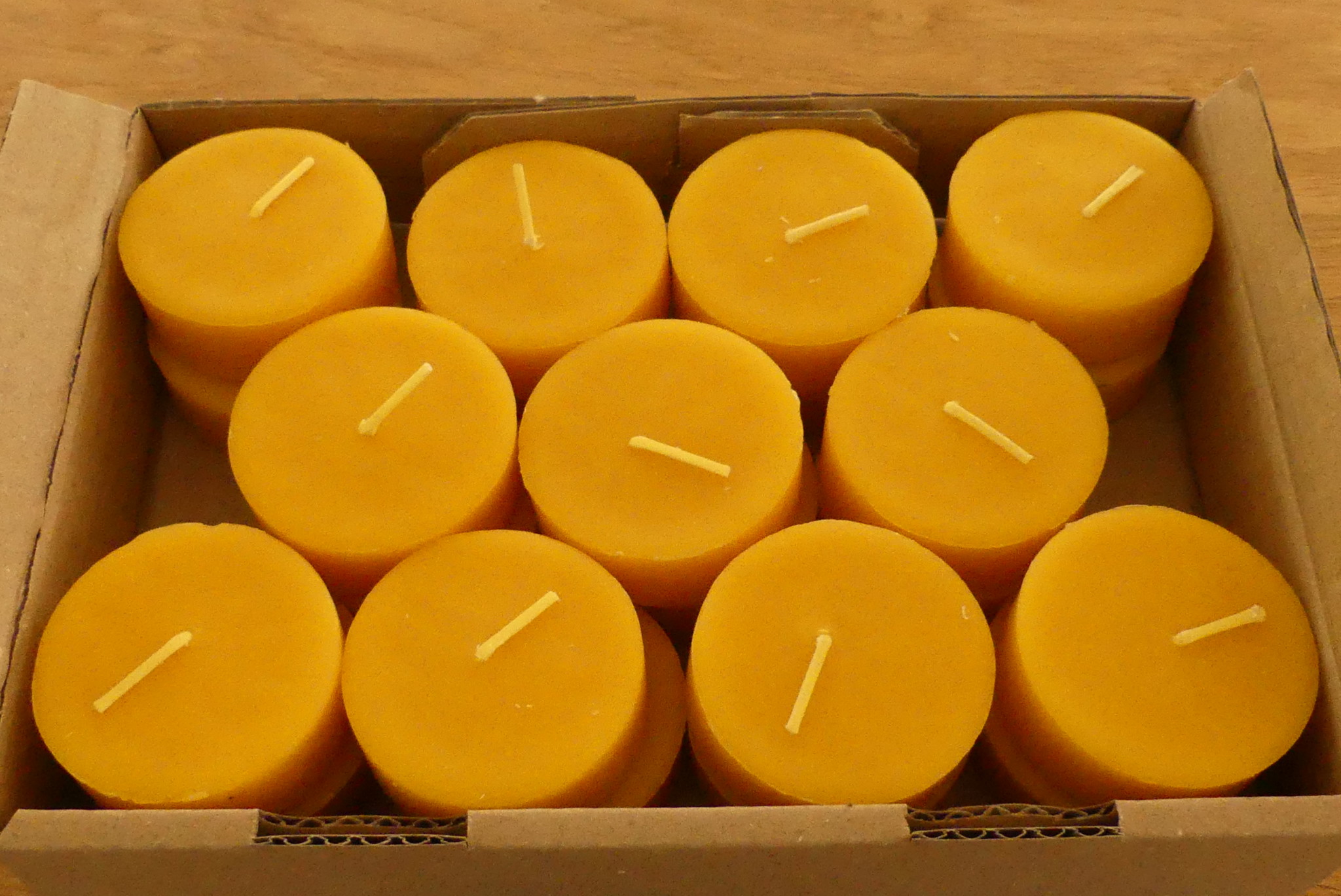 Bild von 22 NATUR-Maxi Bienenwachs-Teelichter ohne Alu, d=54, ca. 6-7 h Brenndauer