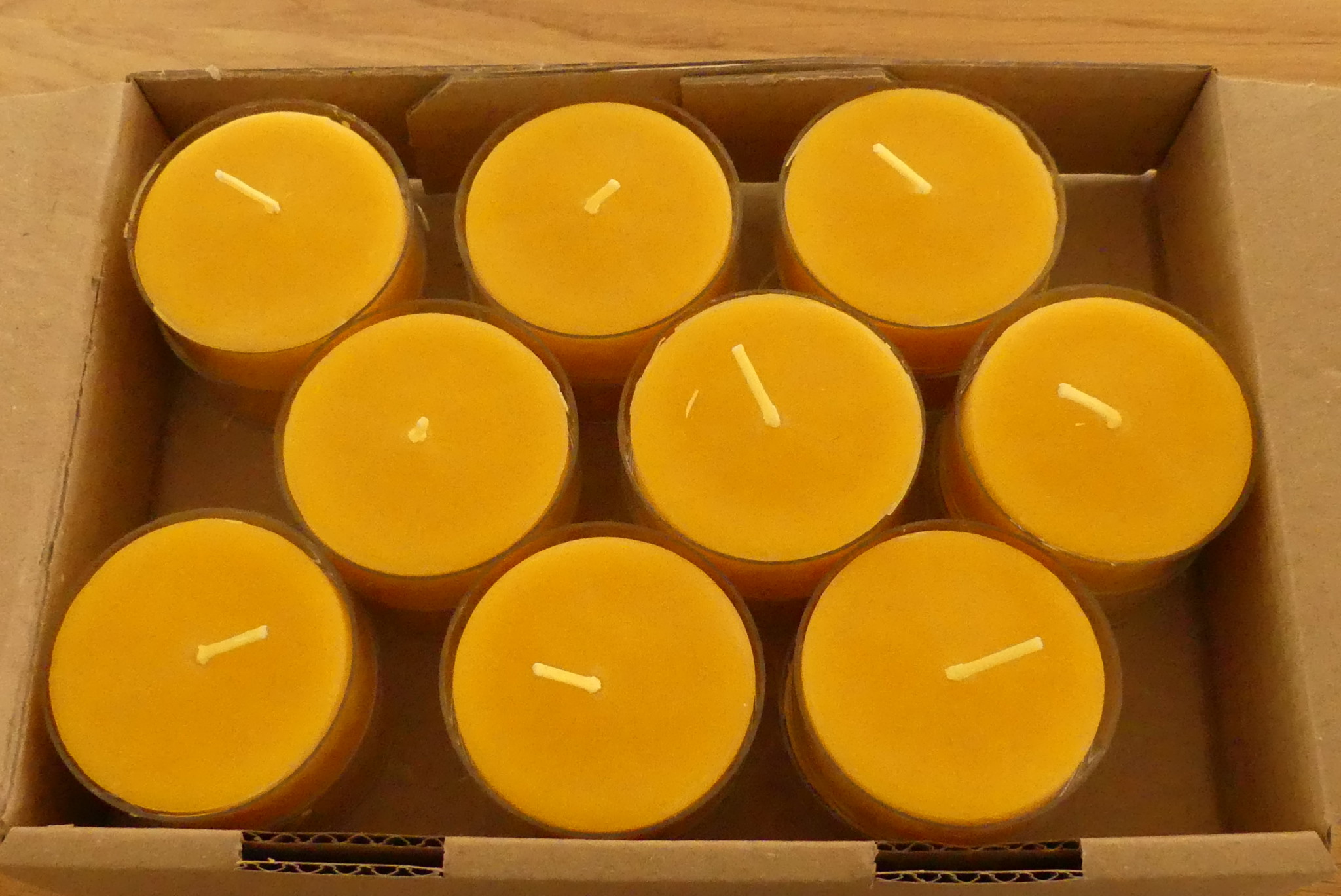 Bild von 18 Maxi Bienenwachs Teelichter mit durchsichtiger wiederverwendbarer Kunststoffhülle d=57mm, ca. 6-7 h Brenndauer